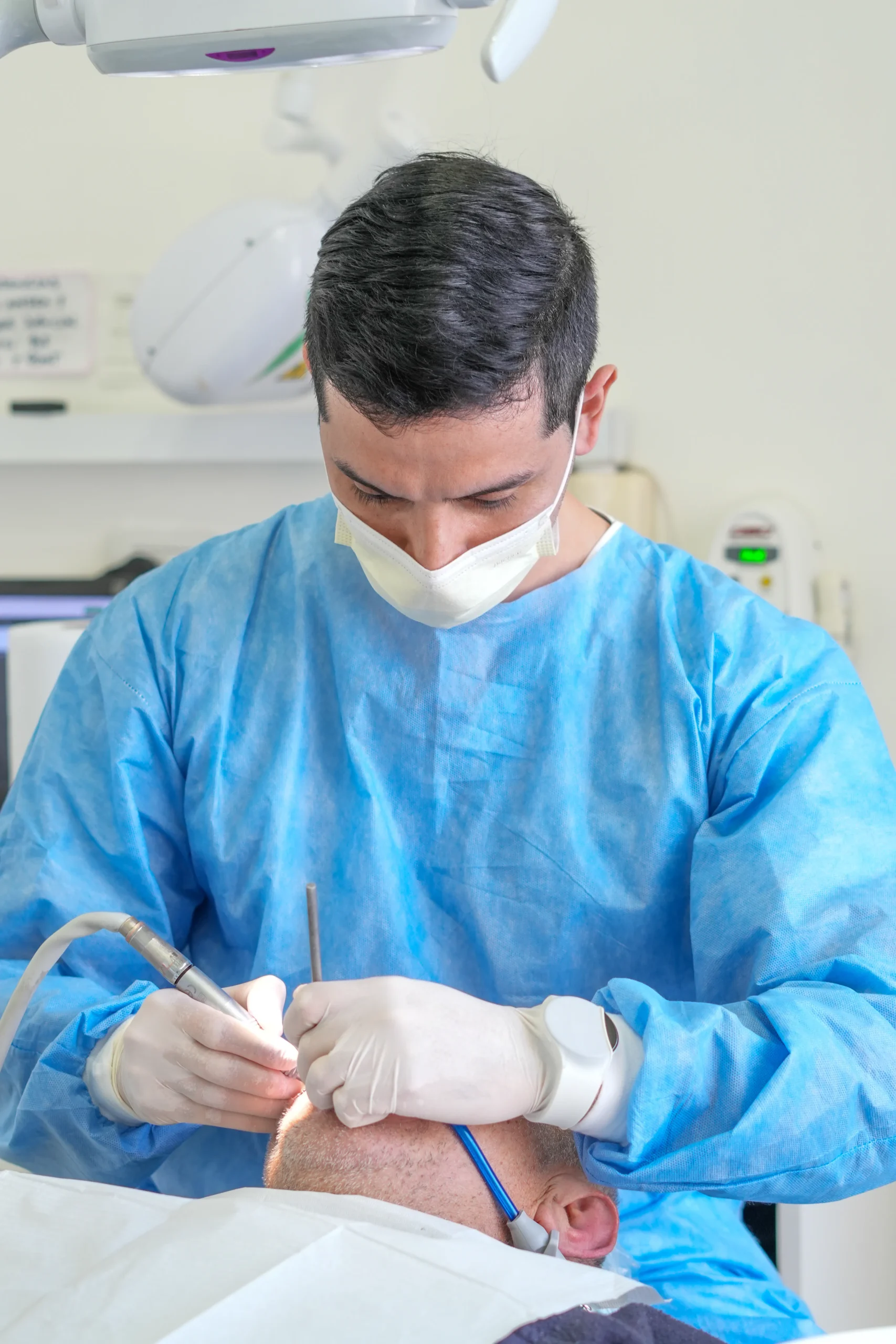 Odontóloga mostrando modelo de diente y tratamiento de conducto