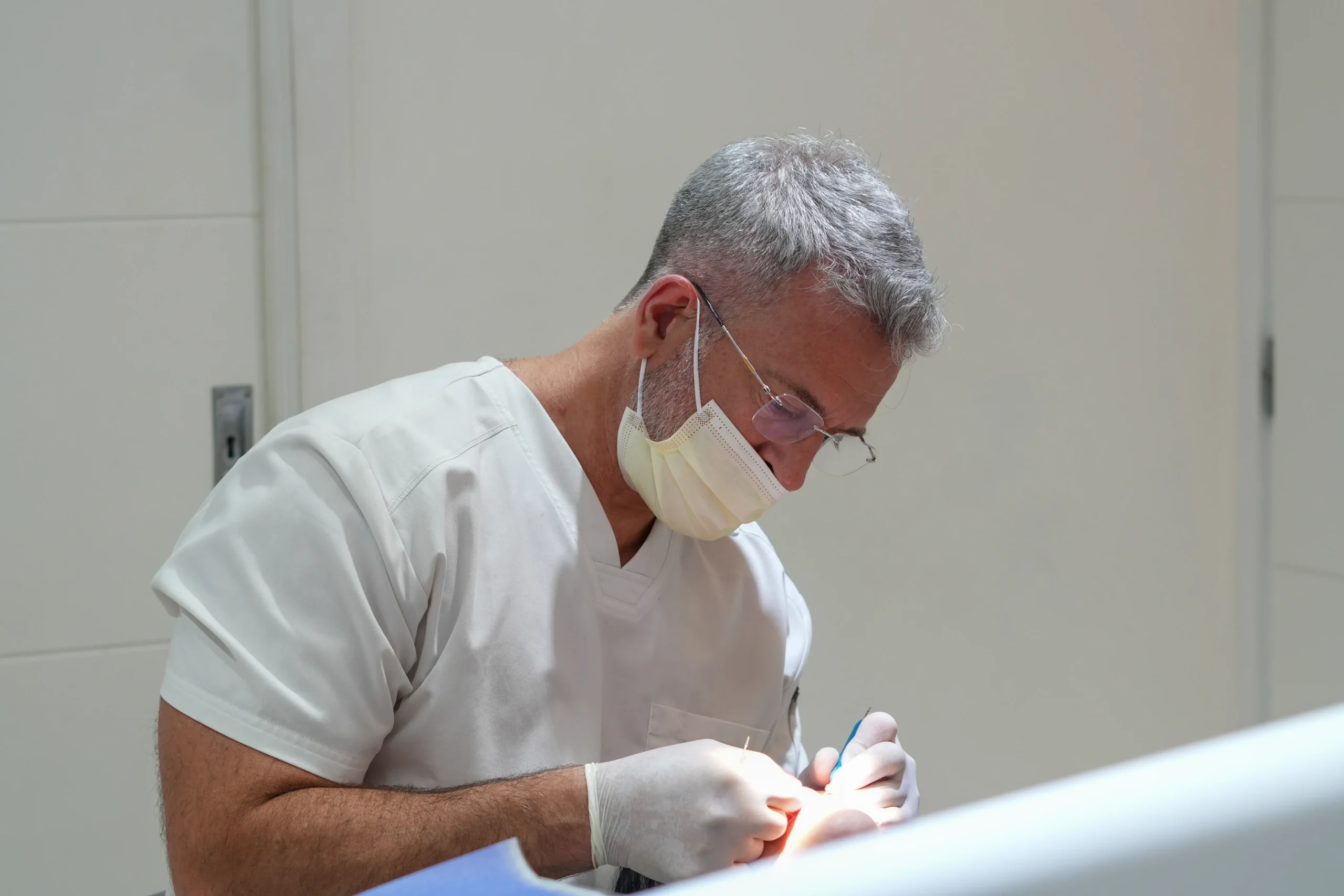 Odontólogo examinando encías sanas