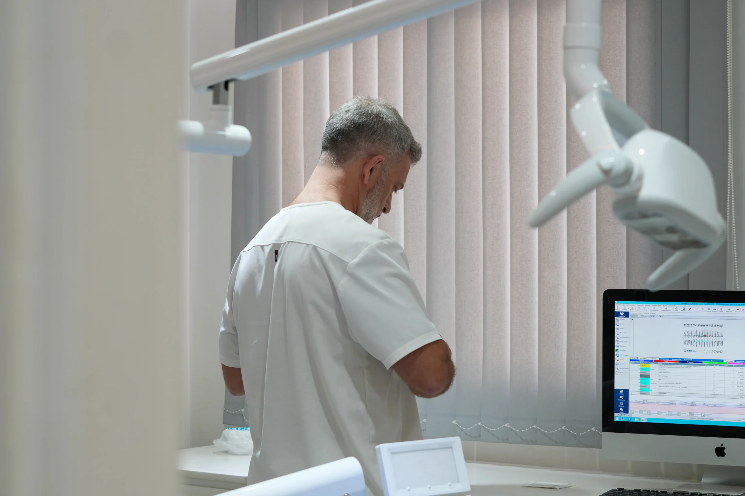 Radiografía panorámica dental y equipo quirúrgico